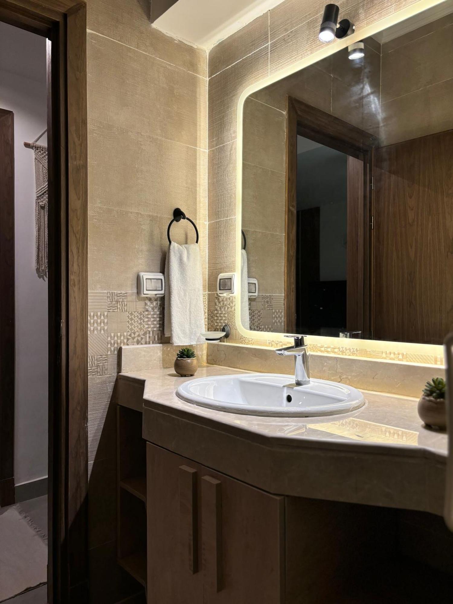 Apartment 2br Modern & Comfy In Luxury Neighbourhood *